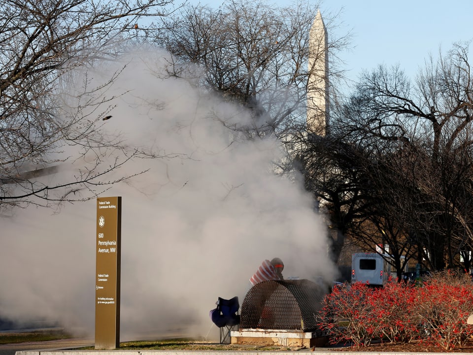 Mann an Abluftschacht vor Obelisk in Washington.