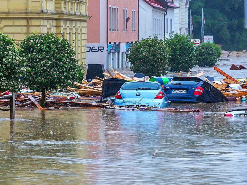 Autos im Hochwasser