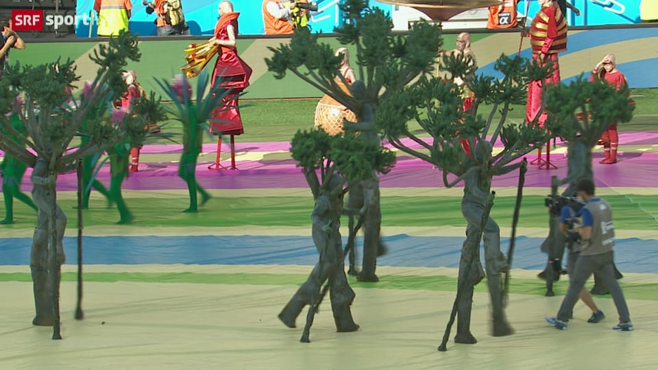 Als Bäume verkleidete Schauspieler