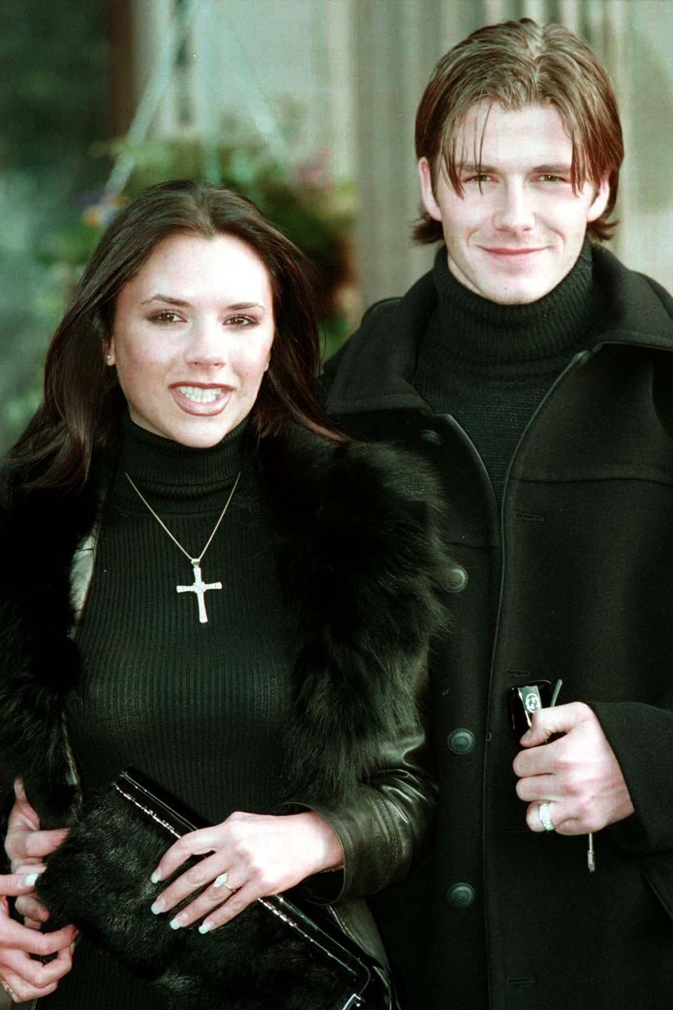 Victoria Adams und David Beckham geben 1998 ihre Verlobung bekannt.