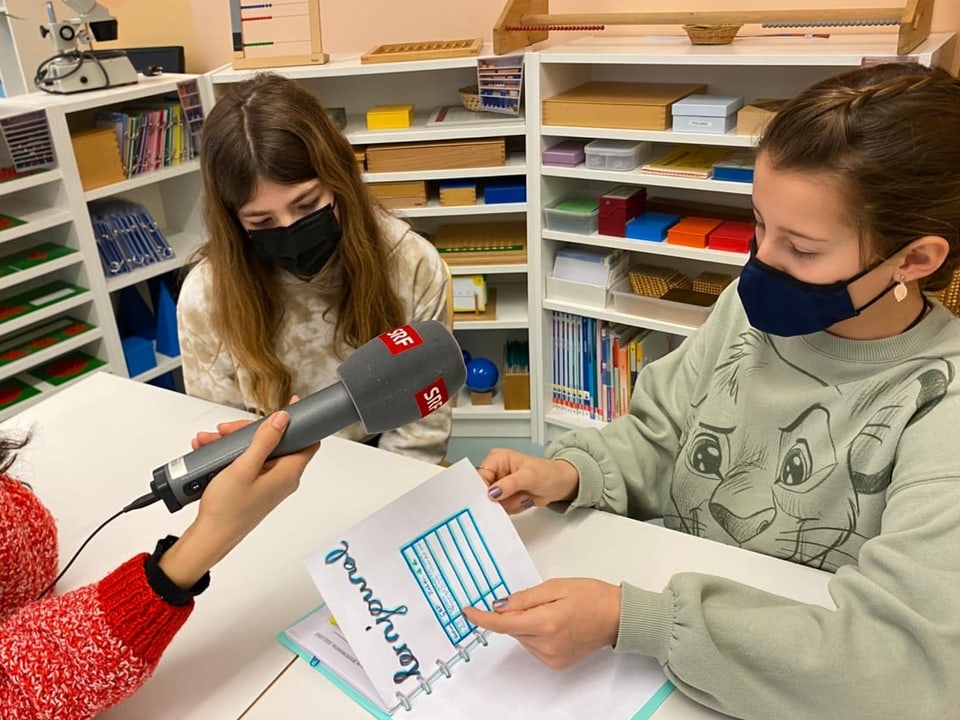 Mia erstellt sich selber einen Plan Mia zeigt der Kinderreporterin Gioanna was in ihrem Journal steht und was sie heute machen wird.