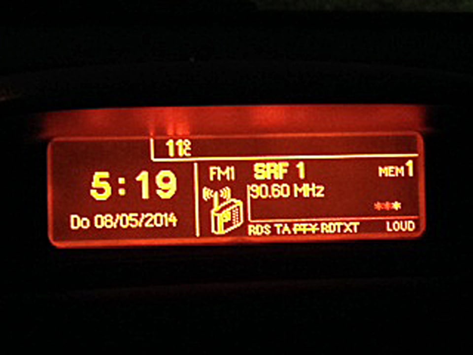 Radio- und Zeitanzeige im Auto.