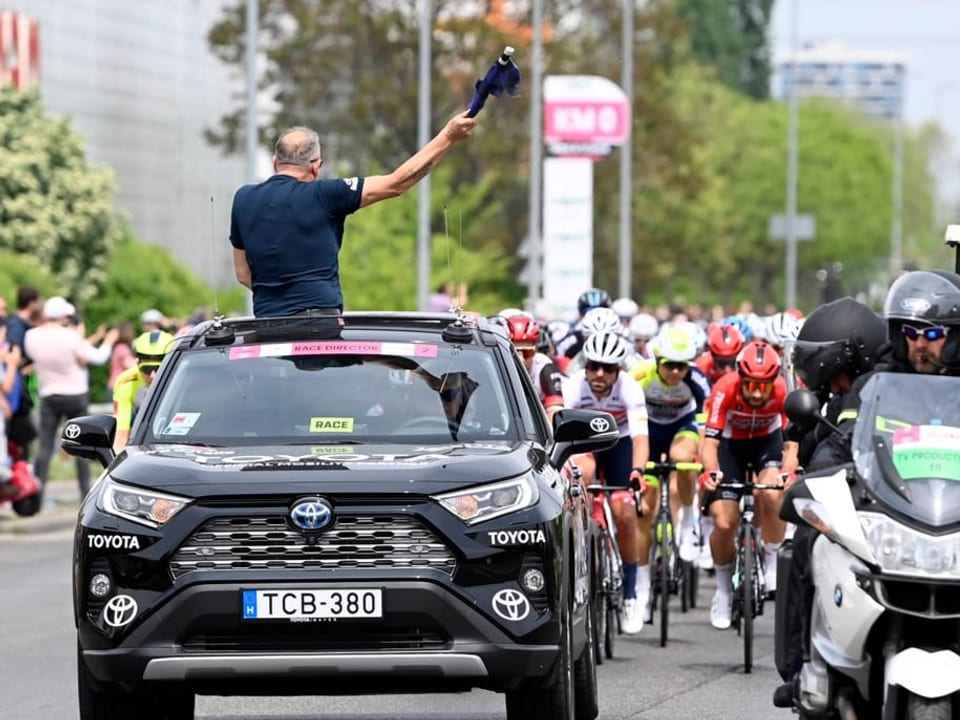 Der Startschuss zum Giro 2022 durch den Rennleiter.