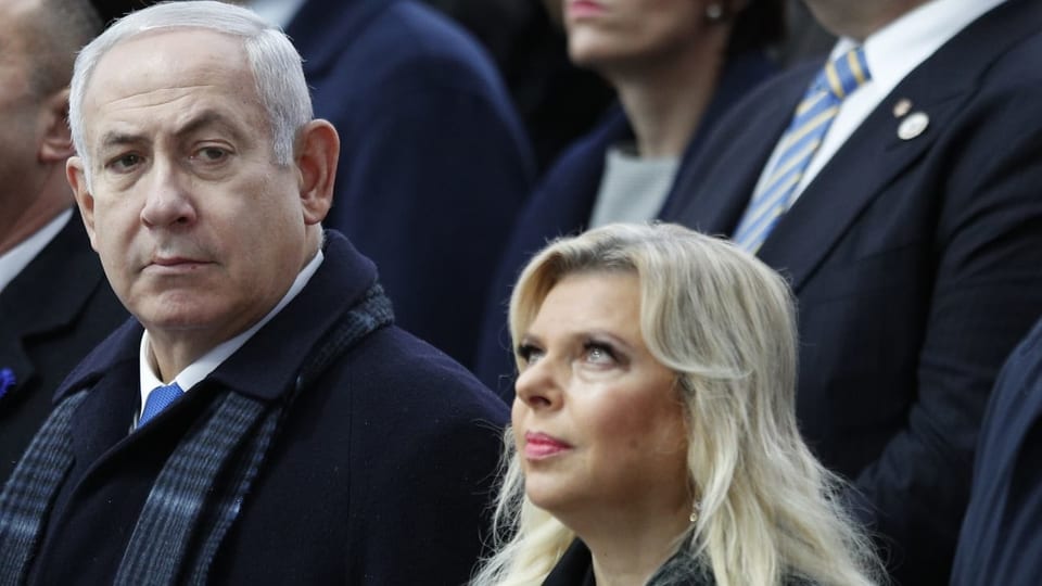 Benjamin Netanjahu und seine Frau sitzen an einer Veranstaltung im Publikum. 