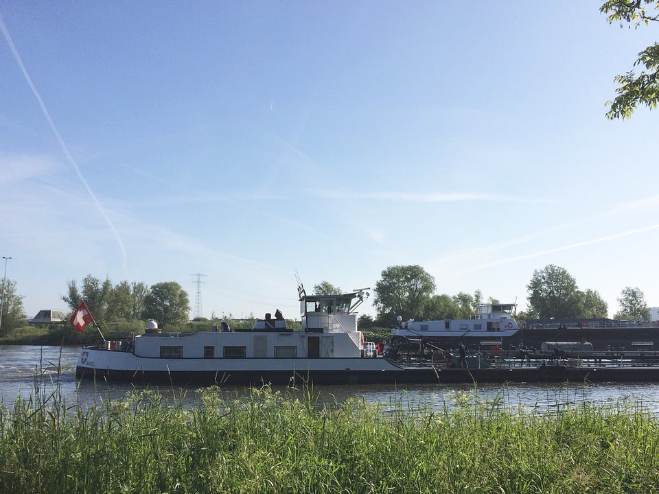 Kahn mit Schweizer Fahne auf dem Amsterdam-Rhein-Kanal.