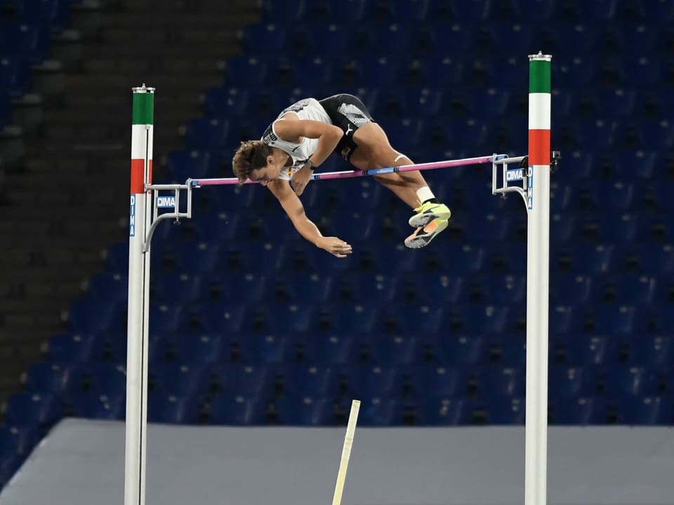 Armand Duplantis überspringt in Rom 6,15 m.