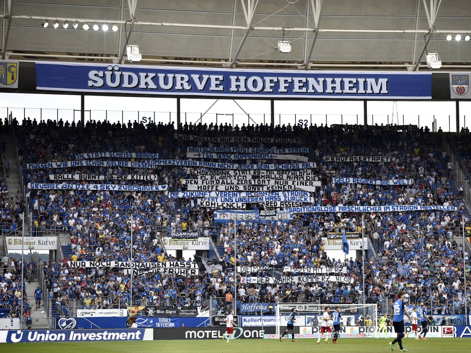 Fans von Hoffenheim mit vielen Transparenten
