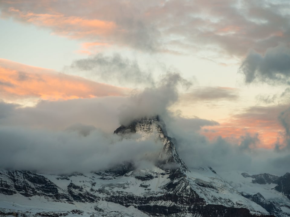Das Matterhorn umhüllt von Wolken.