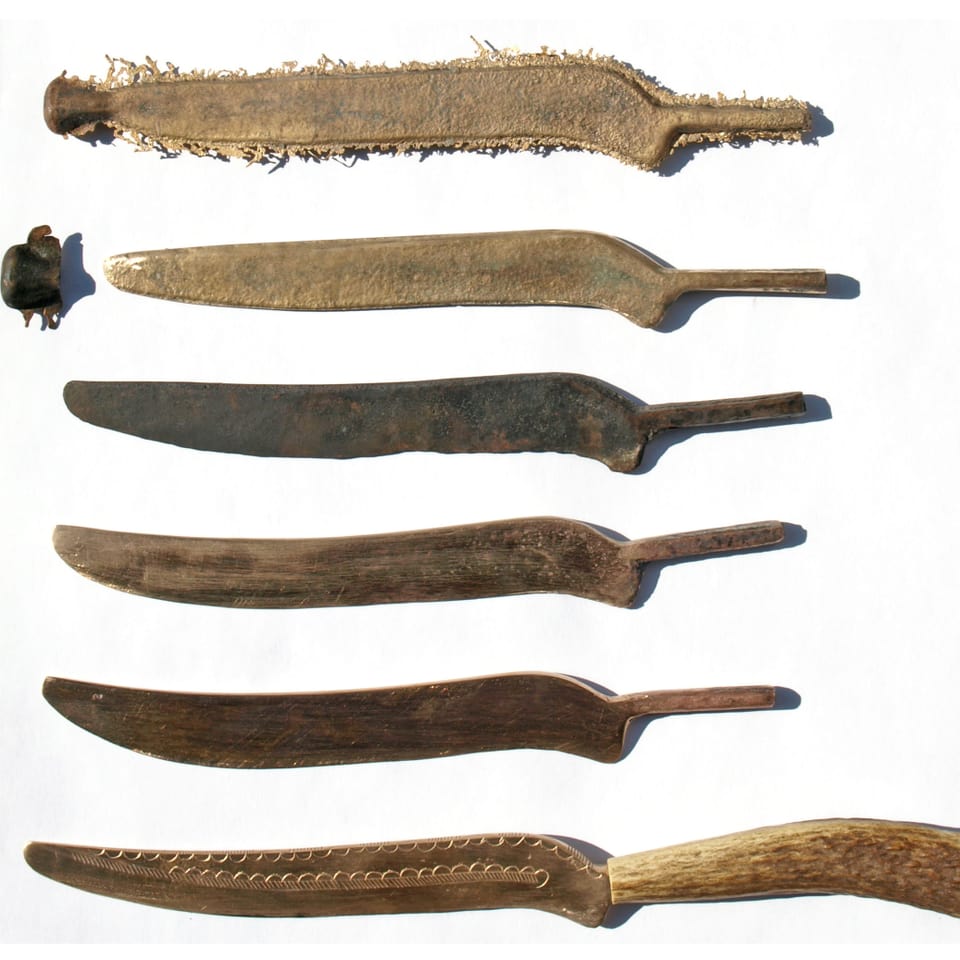 Sechs Messer in verschiedenen Bearbeitungszuständen