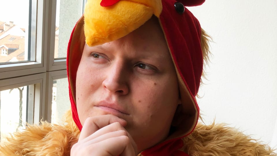 ein mann in einem hühnerkostüm