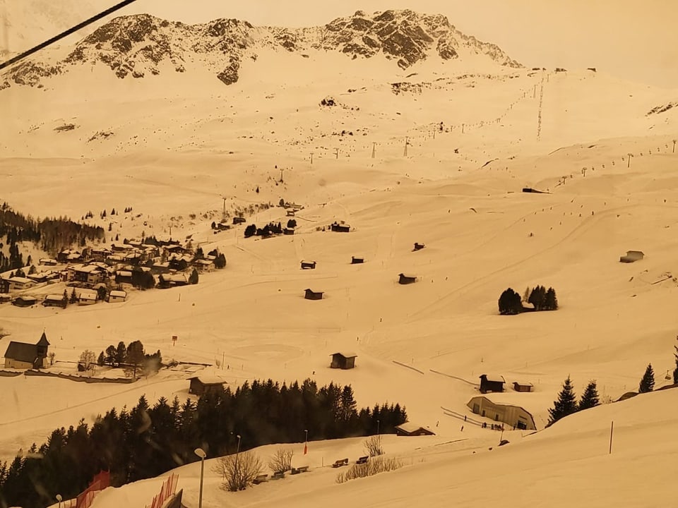 Saharastaub in der Luft und auf dem schneebedeckten Boden.