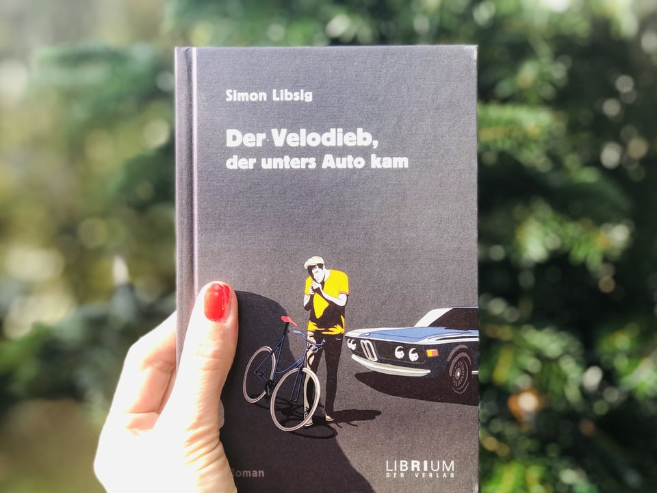 Der Roman von Simon Lipsig: «Der Velodieb, der unters Auto kam» vor einem Weihnachtsbaum