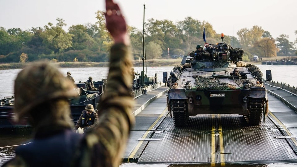 Ein deutscher Schützenpanzer Marder auf einer mobilen Brücke.