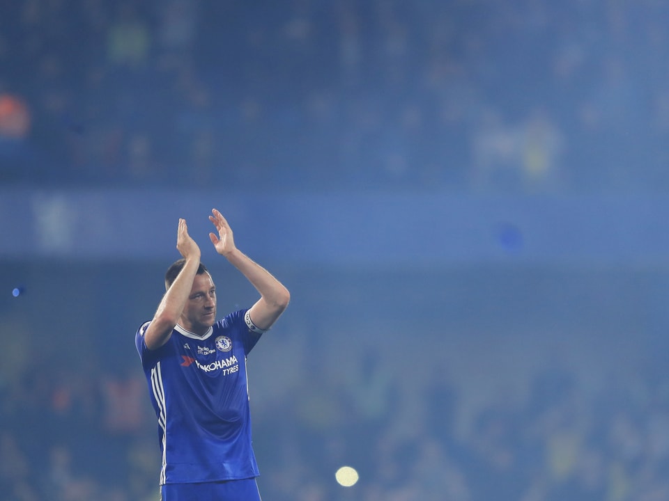 Nach 22 Jahren Treue verabschiedet sich Chelsea-Verteidiger John Terry (36) von der Stamford Bridge. Im letzten Saisonspiel wird er zu Ehren seiner Trikotnummer in der 26. Minute begleitet von einer minutenlangen Standing Ovation ausgewechselt.