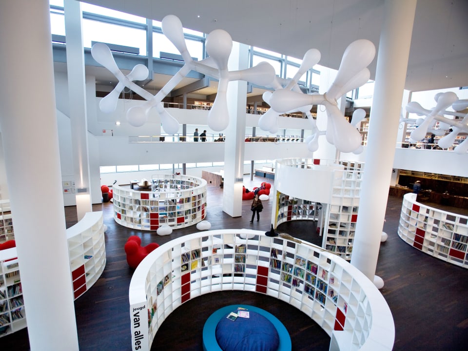 Blick in den hohen weissen Raum der Bibliothek.