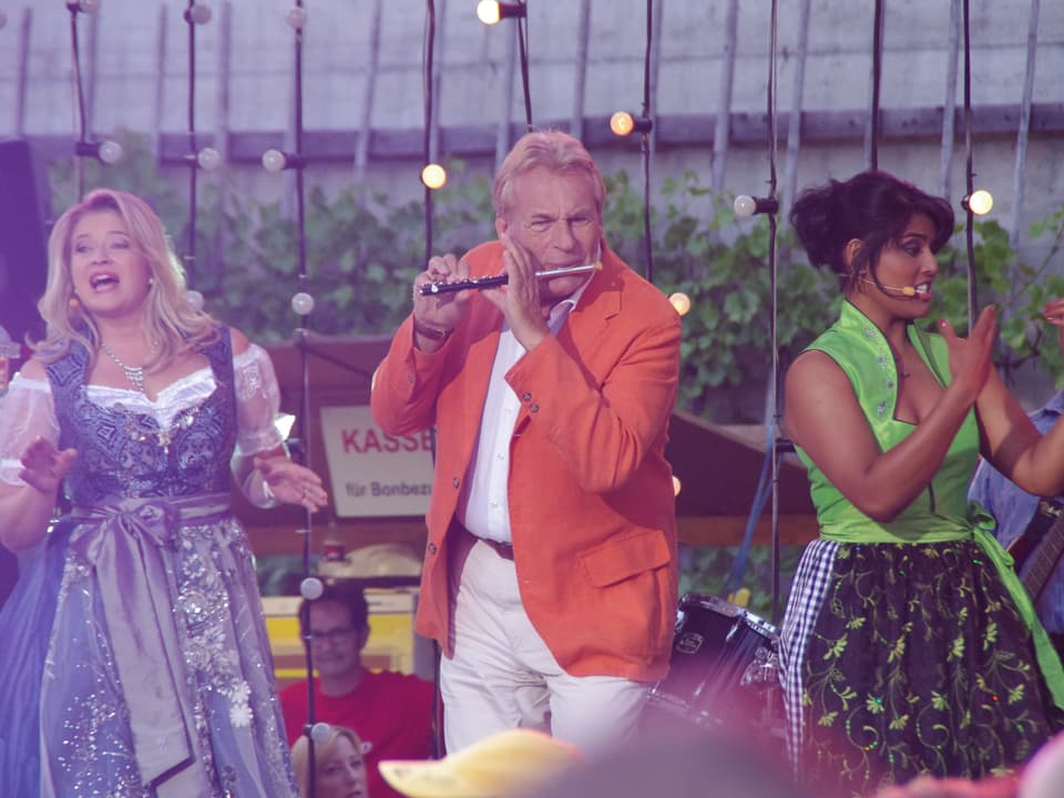 Monique, Pepe Lienhard und Sarah-Jane tragen das Hit-Medley vor.
