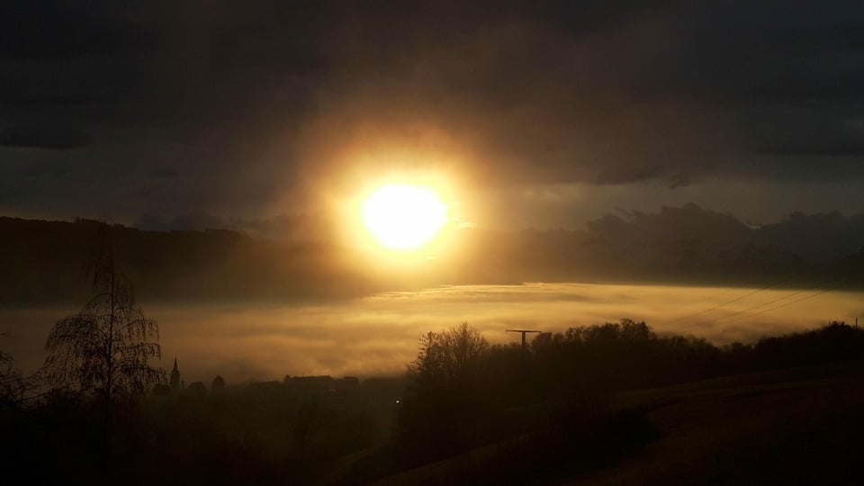 Die Sonne steht den ganzen Tag tief über dem Horizont, hier über einem Nebelmeer in Reitnau.