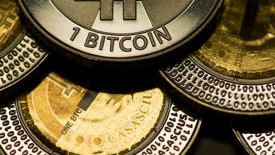 Goldene Bitcoin-Münzen im Nahformat. 