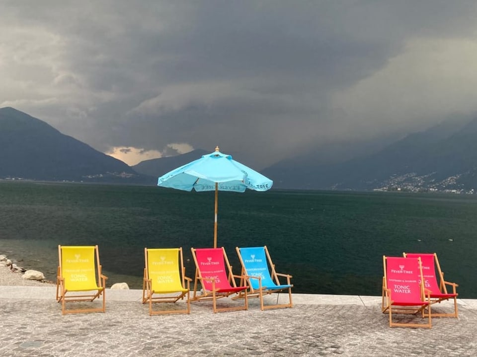 Standort Lido von Ascona, farbige Stühle vor dem See.