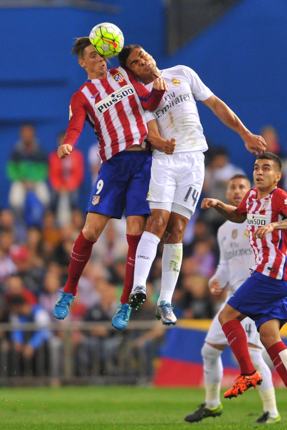 Fernando Torres und Casemiro im Duell