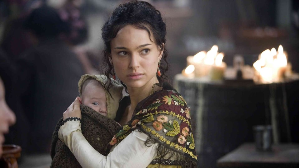 Nathalie Portmann als Ines hält ein Kind im Arm.