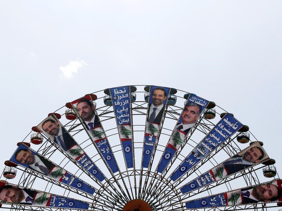 Wahlplakate auf einem Riesenrad. 