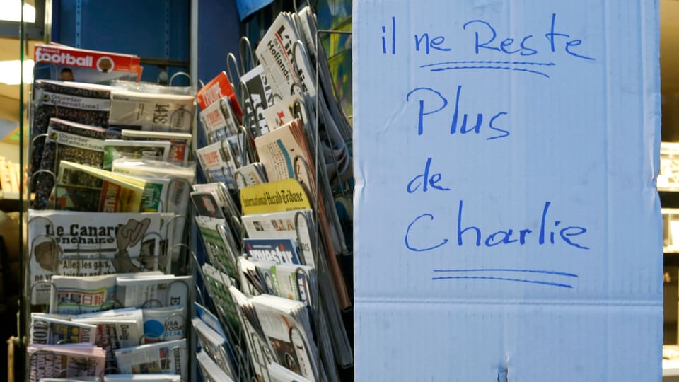 Kiosk in Frankreich mit einem Zettel, dass keine Ausgaben von «Charlie» mehr erhältlich sind.