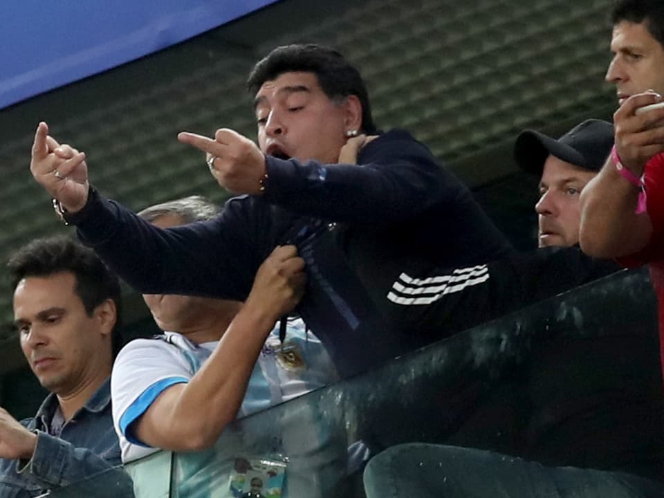 Maradona zeigt den Stinkefinger