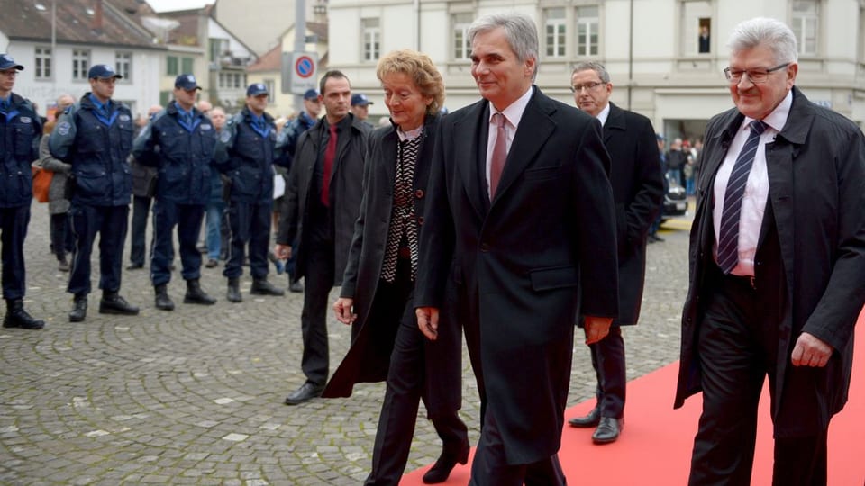 Bundeskanzler Faymann mit Bundesrätin Evelyne Widmer-Schlumpf und Landammann Roland Brogli auf dem roten Teppich.