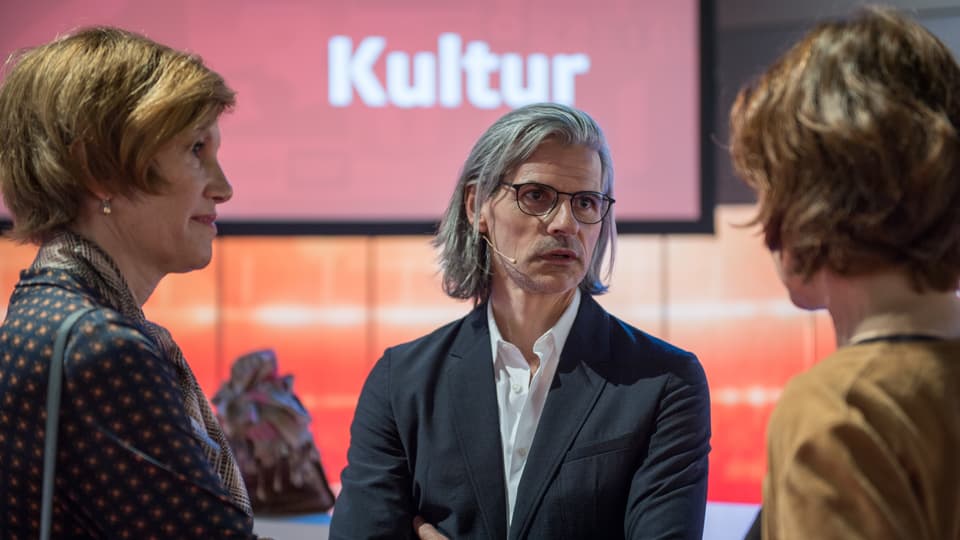 SRF-Kommunikationschefin Andrea Hemmi (links) mit Stefan Charles, Abteilungsleiter SRF Kultur, und Barbara Gysi, Programmleiterin Kultur.