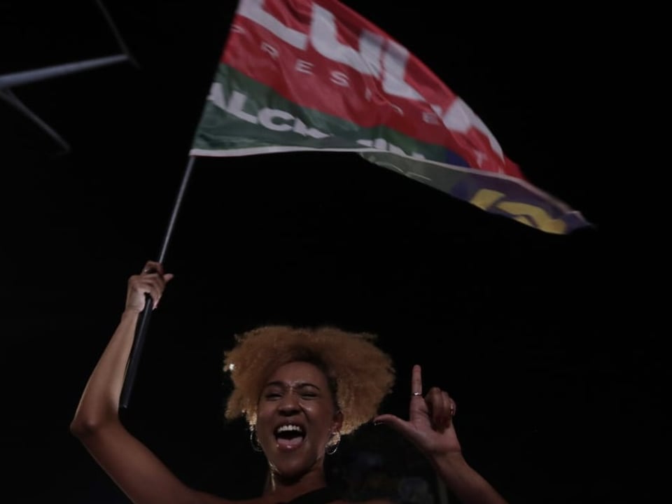 Frau mit Lula-Flagge