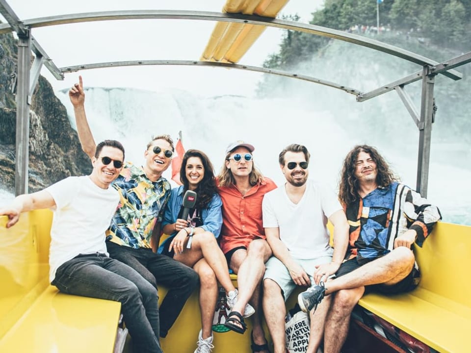 Die Schweizer Band Hecht auf einem Boot vor dem Rheinfall