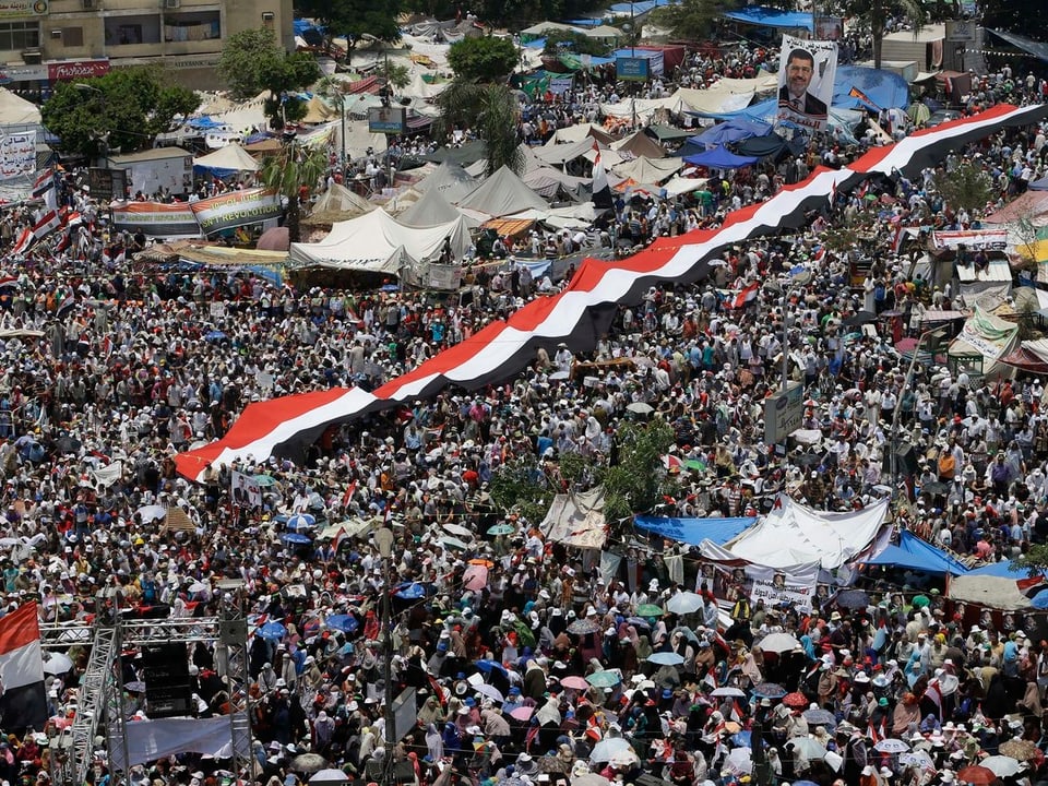 Luftaufnahme von Tausenden Mursi-Anhänger während der Demonstration
