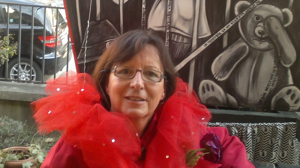 Jolanda Bernardi im roten Kostüm