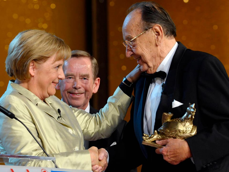 Bundeskanzlerin Angela Merkel übergibt Genscher 2009 die Auszeichnung «Goldene Henne», von hinten schaut der Präsident der Tschechischen Republik, Vaclav Havel, zu