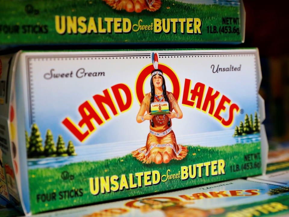 Eine Packung Butter mit einer klischierten Indianerfrau auf Verpackung.