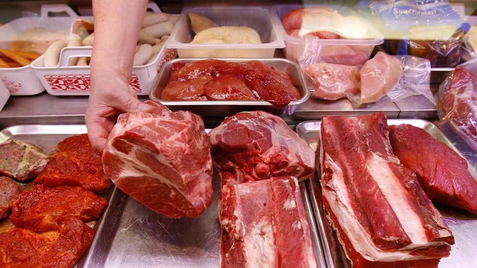 Eine Theke voller Fleischprodukten in einer Metzgerei