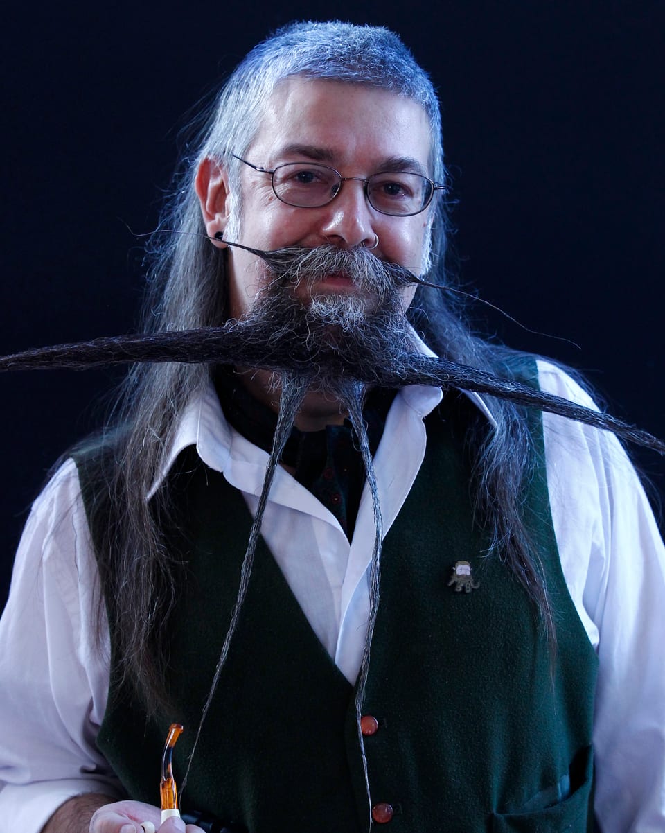 Porträt eines Mannes mit Bart.