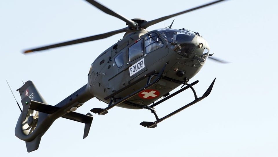 Ein Helikopter mit der Aufschrift Polizei fliegt in der Luft
