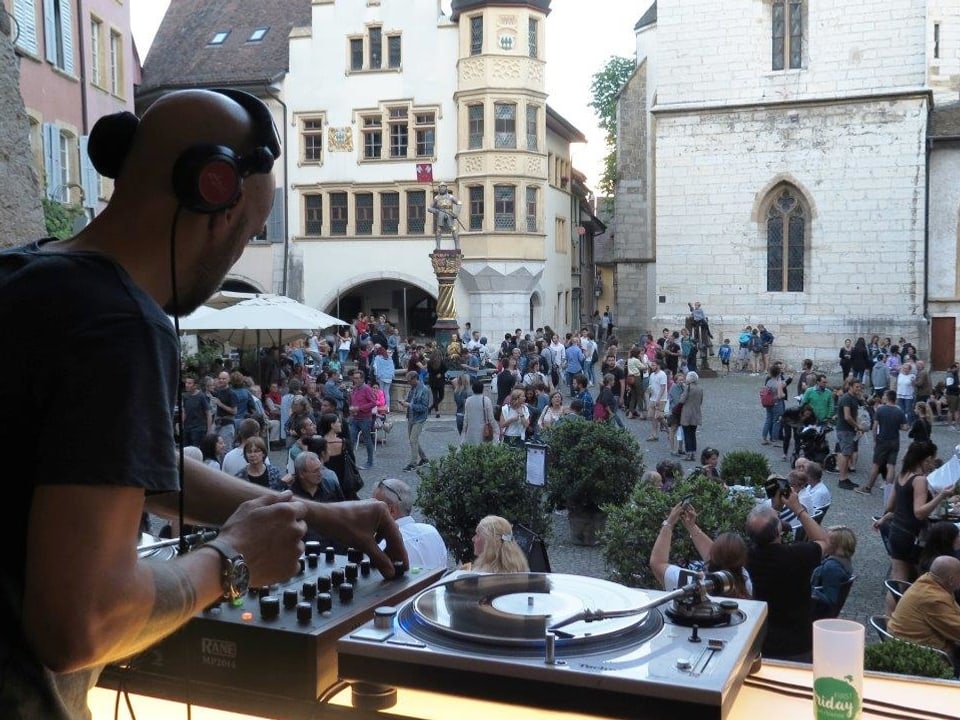 DJ, Blick auf Leute auf der Strasse