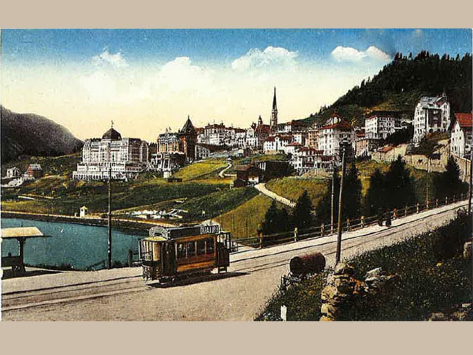 Zeichnung einer Landschaft, im Vordergrund eine alte Strassenbahn.