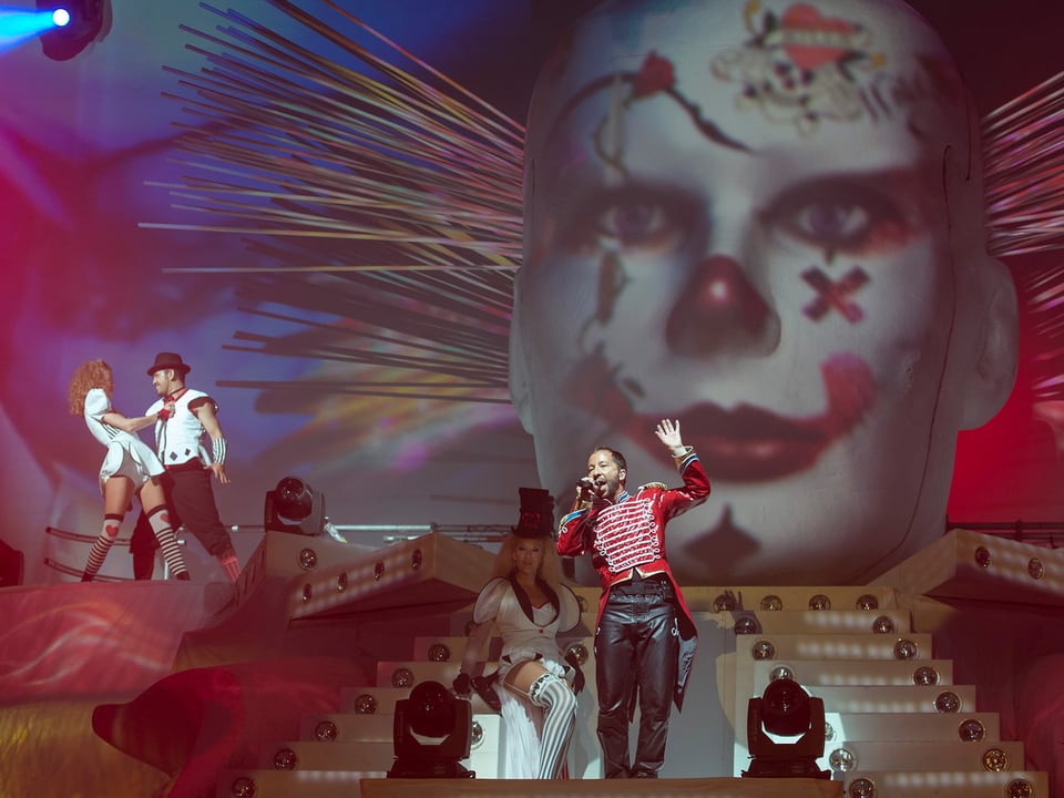 Bühnenbild DJ bobo mit Clown.