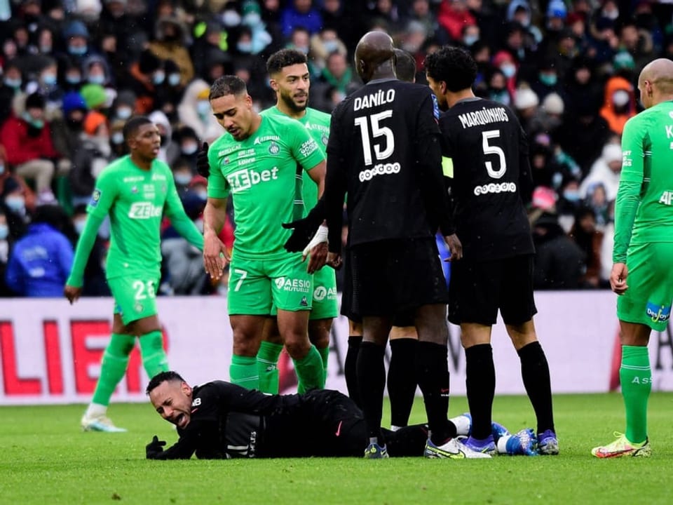 Verletzte sich beim Sieg gegen St. Etienne Neymar liegt schreiend am Boden.
