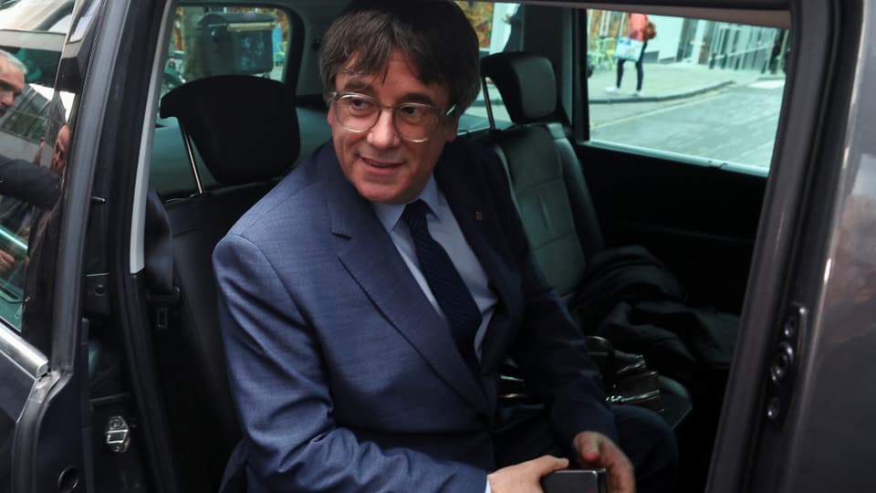 Carles Puigdemont sitzt in einem Auto