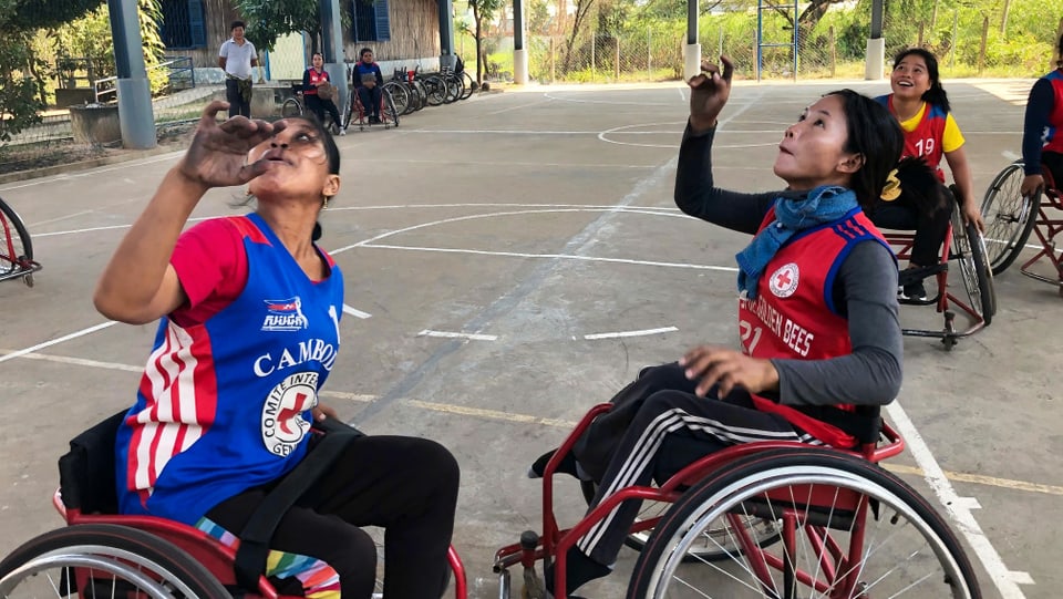 Zwei Frauen in Sportbekleidung auf dem Rollstuhl