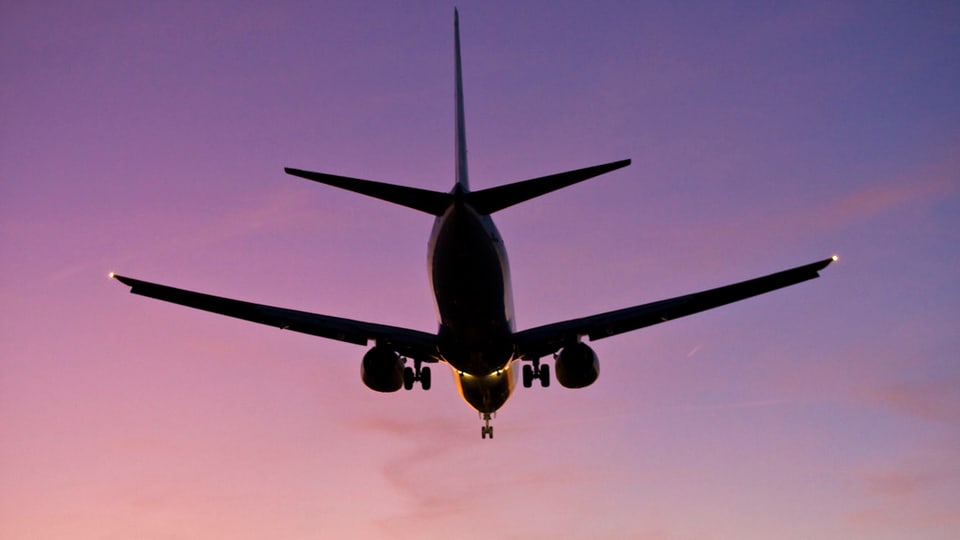 Flugzeug vor Dämmerungshimmel