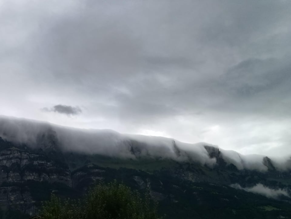 Wolken an den Bergen.