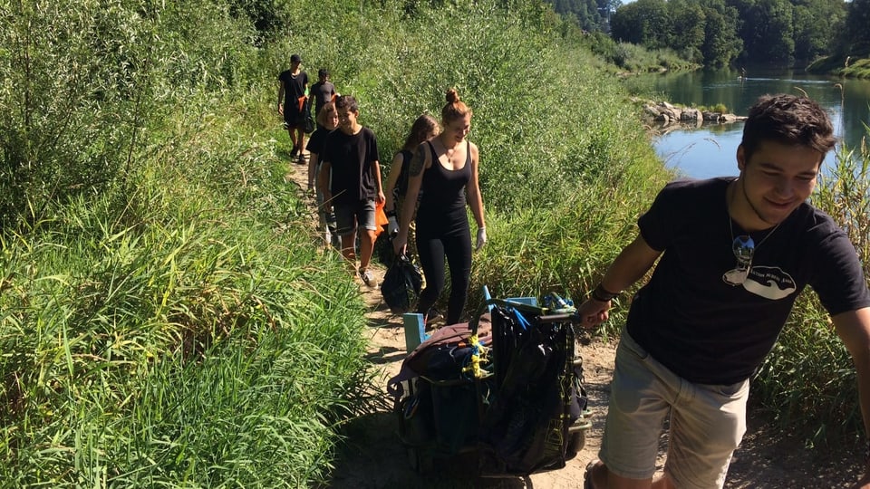 Jugendliche putzen das Aareufer