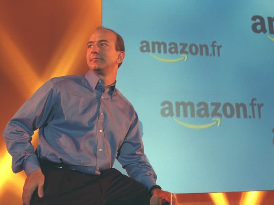 Jeff Bezos als junger Mann bei einer Amazon-Präsentation