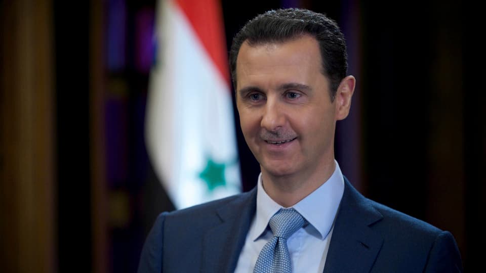 Ein Porträtbild von Syriens Präsident Baschar al-Assad